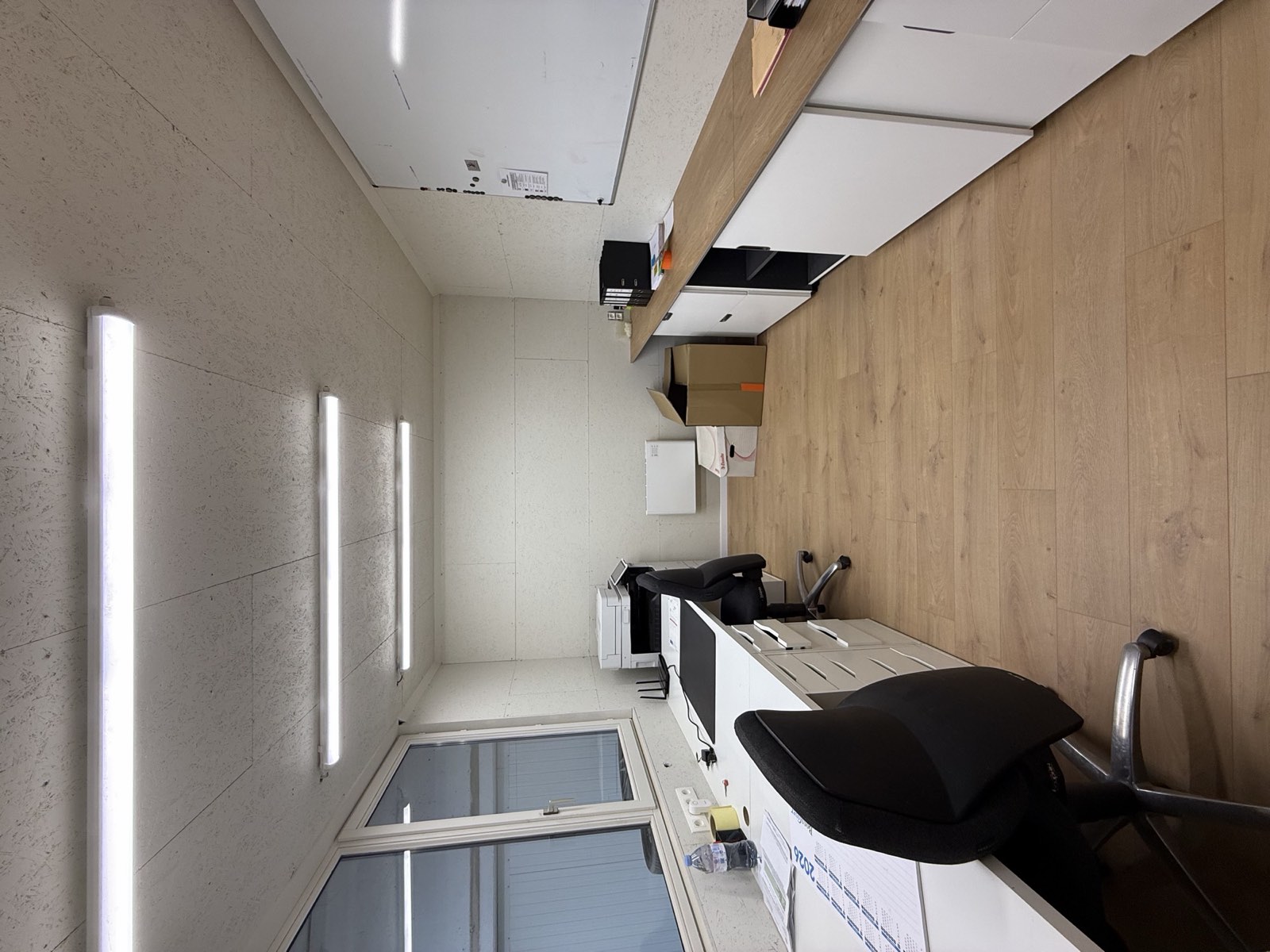 Kantoor met eikenafwerking en daglicht