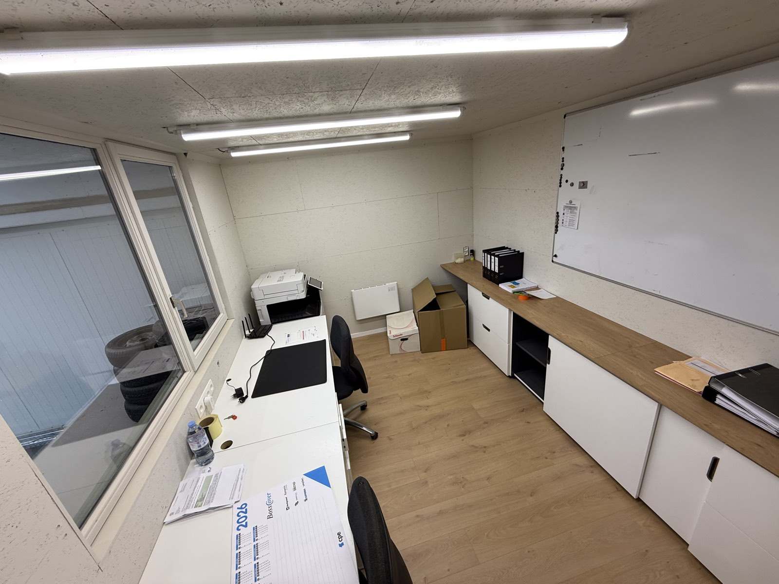 Kantoor met bureau en whiteboard
