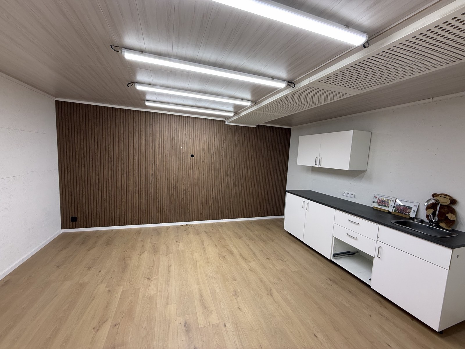 Refter met houtpaneelwand