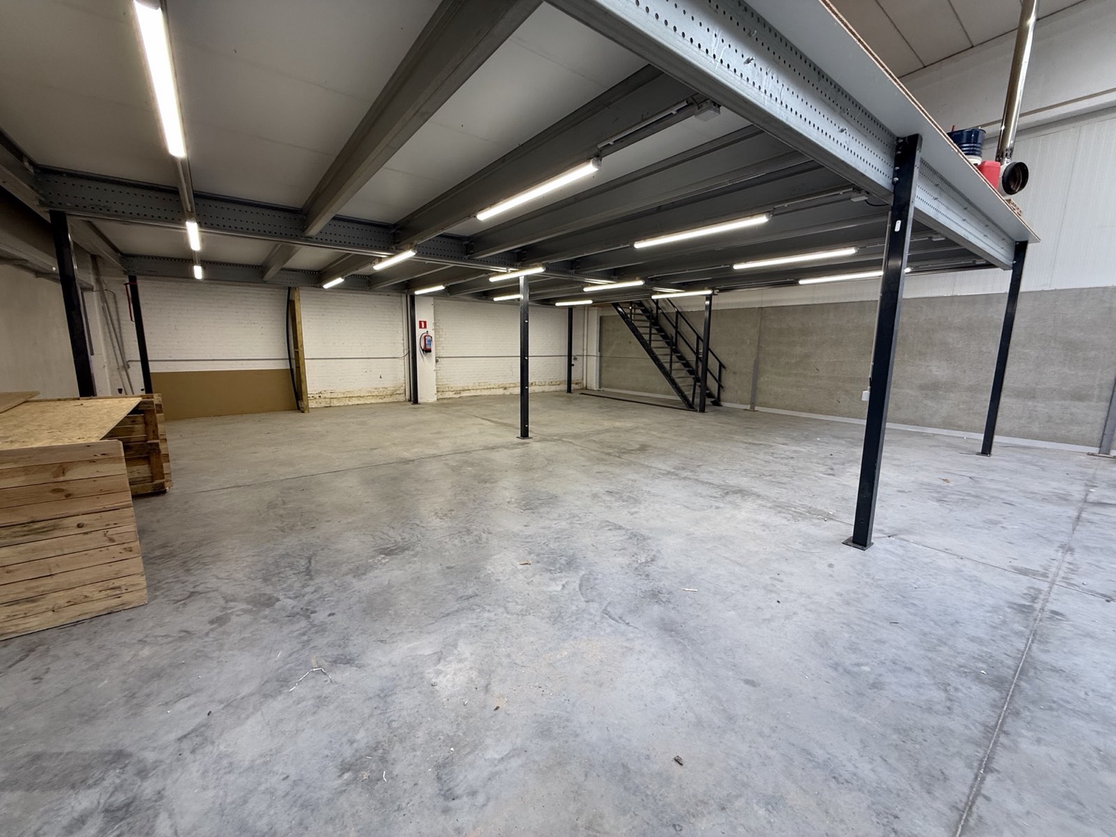 Industrieel atelier met staalstructuur en mezzanine, Vichte