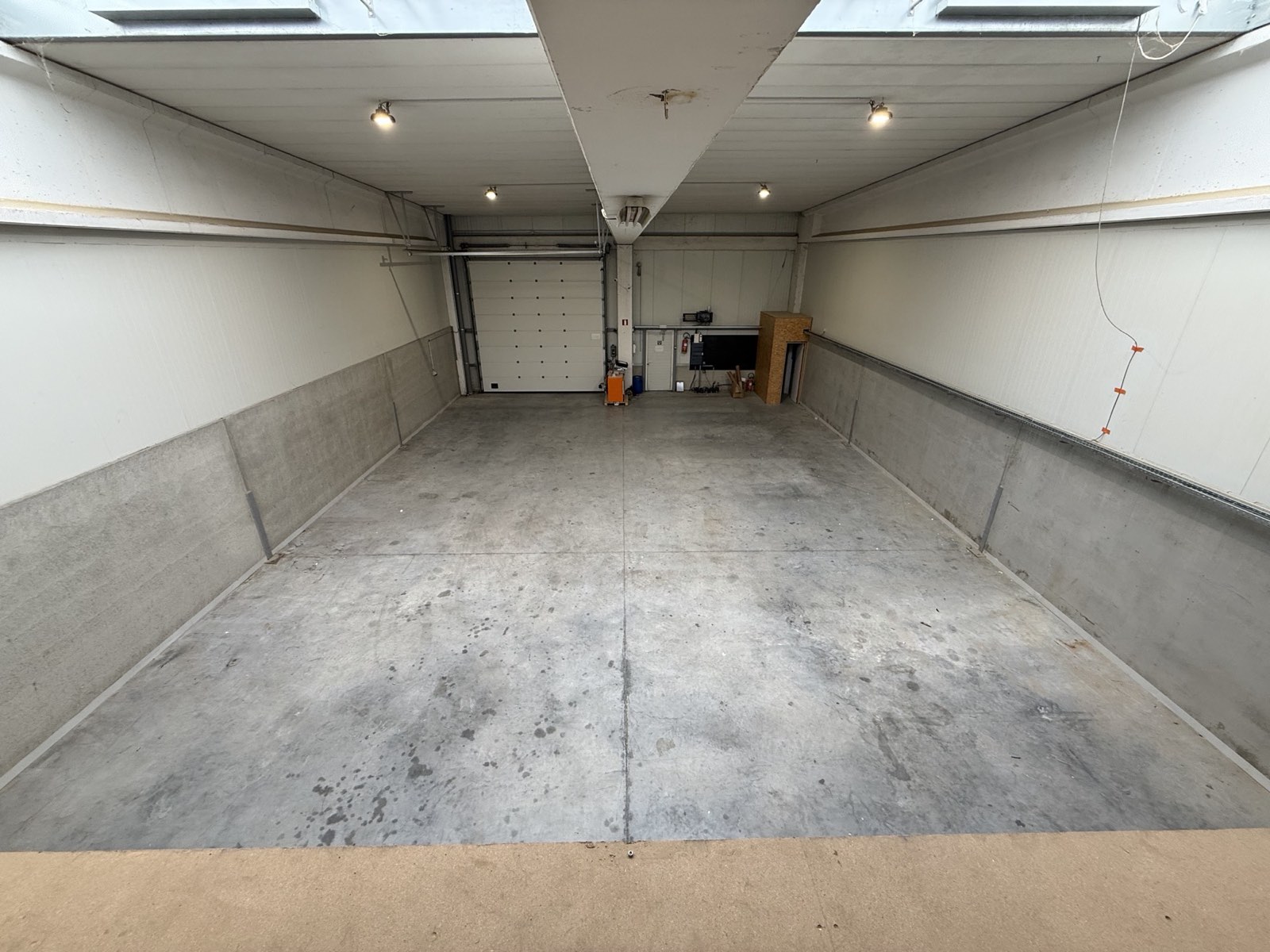 Gepolierde betonvloer, lege hal