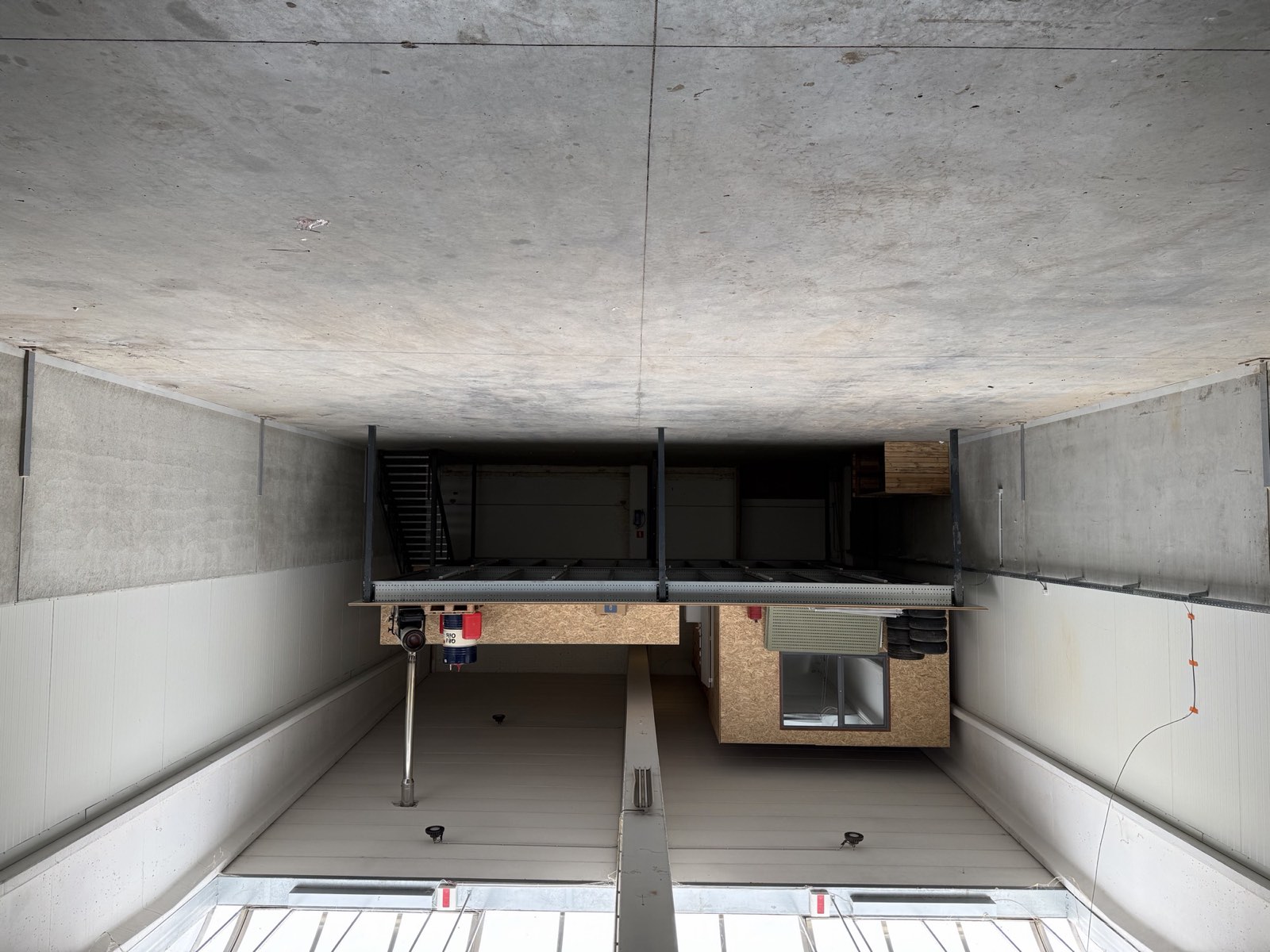 Zicht op de tussenverdieping vanaf de hal