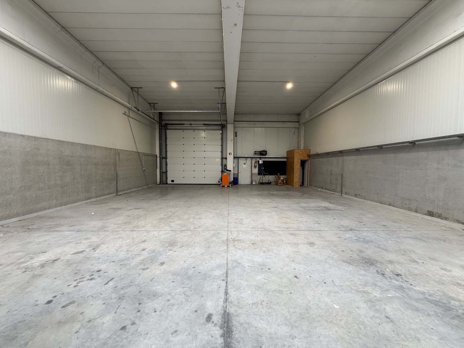 Beton plafond, hal richting poort