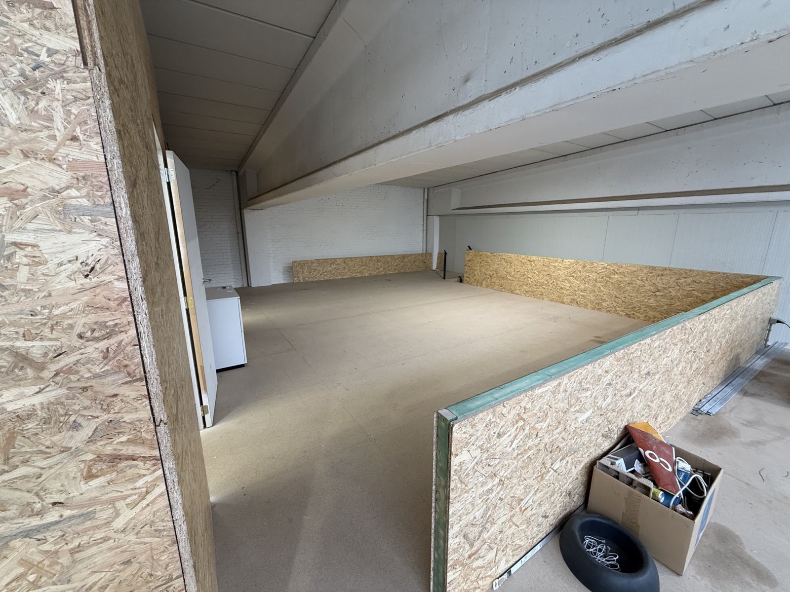 Stockageplateau ± 60 m² met dakhelling